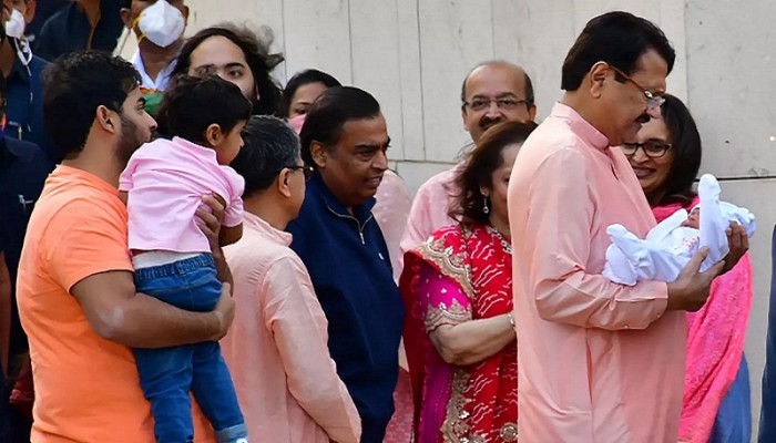 রাজকীয় ঢঙে নাতি-নাতনিকে বরণ, ৩০০ কেজি স্বর্ণ দান করবেন আম্বানি