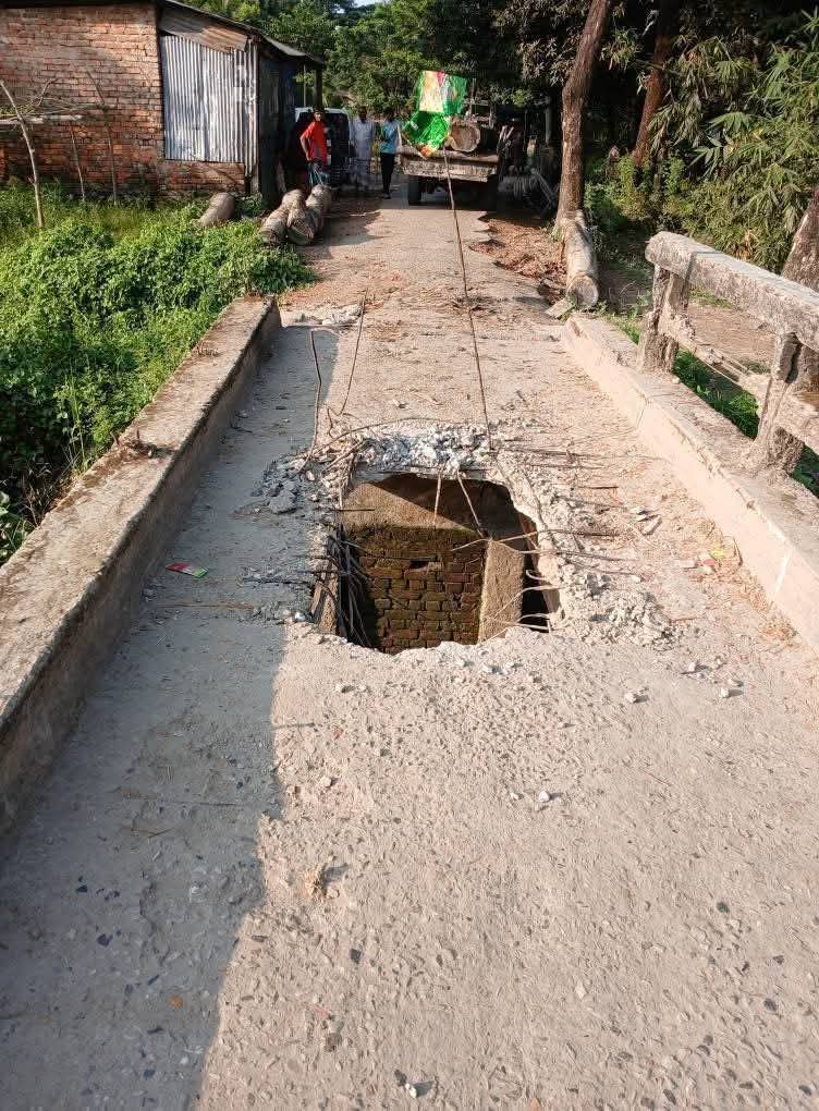 বেগমগঞ্জে ভেঙ্গে পড়া ব্রিজ দিয়ে চলাচল ঝুঁকিপূর্ন এম জি বাবর (নোয়াখালী) প্রতিনিধিঃ