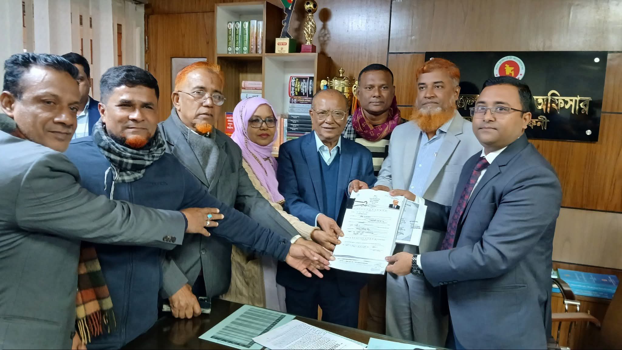 ত্রয়োদশ জাতীয় সংসদ নির্বাচনে ফেনী-৩ আসনে মনোনয়নপত্র জমা দিয়েছেন বিএনপির ভাইস চেয়ারম্যান আবদুল আউয়াল মিন্টু: