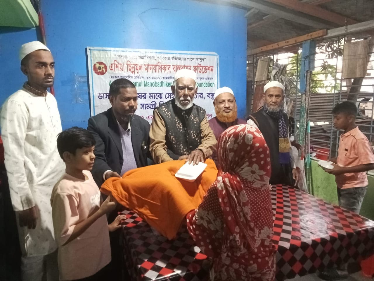 শীতার্ত মানুষের পাশে  চৌমুহনীতে এশিয়া ছিন্নমূল মানবাধিকার বাস্তবায়ন ফাউন্ডেশনের কম্বল বিতরণ: