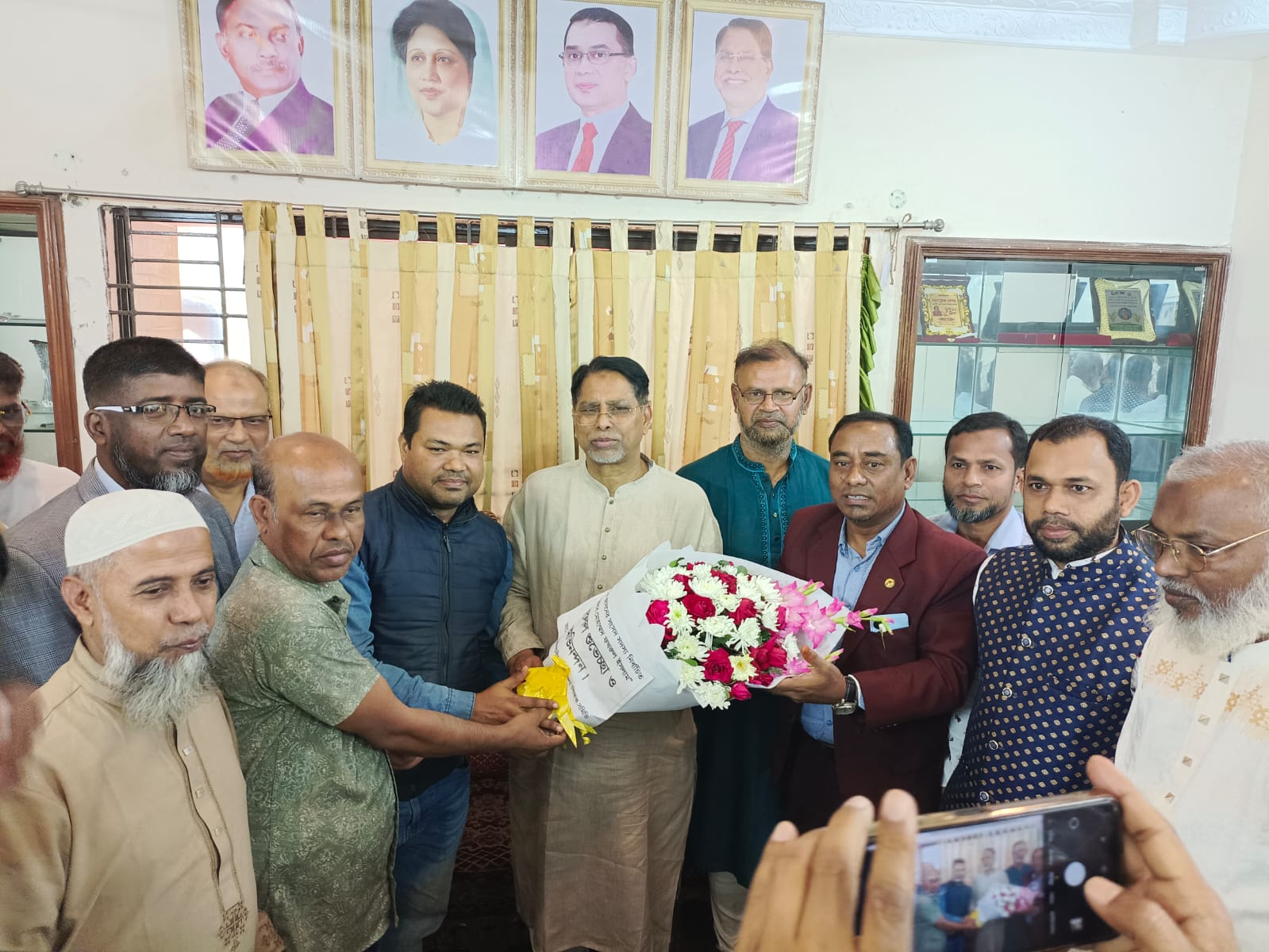 কোম্পানীগঞ্জ উপজেলা শিক্ষক সমিতির পক্ষ থেকে এমপি ফখরুল ইসলামকে ফুলেল শুভেচ্ছা ও অভিনন্দন: