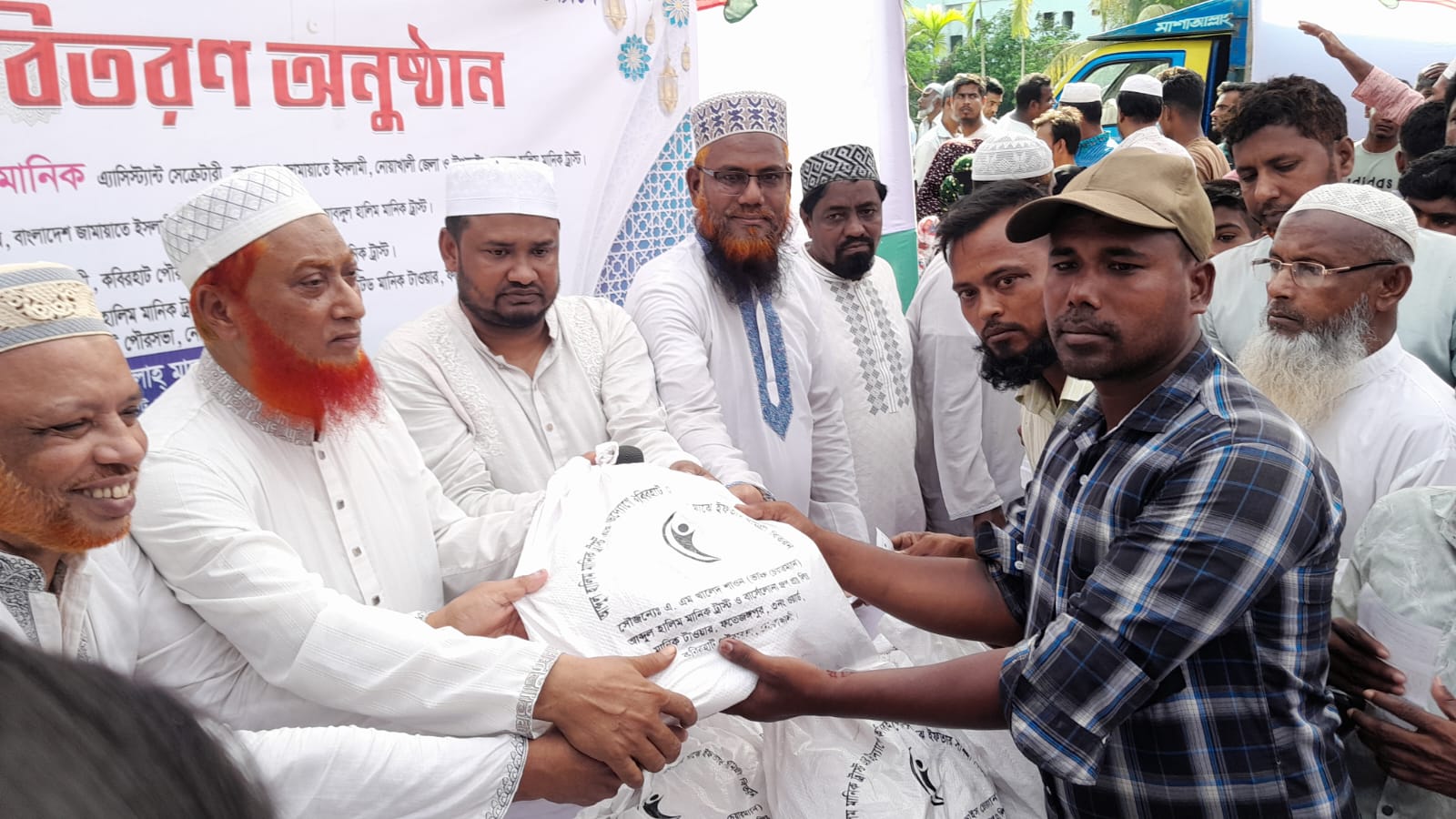'কবিরহাটে আব্দুল হালিম মানিক ট্রাস্টের উদ্যোগে ঈদ সামগ্রী বিতরণ'