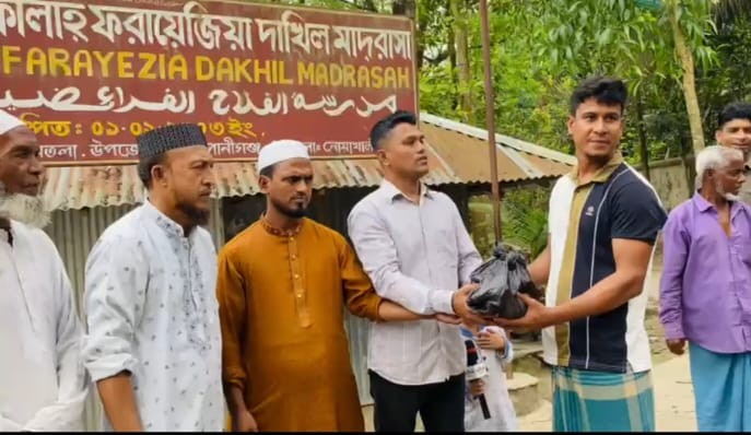 'কোম্পানীগঞ্জের চরপার্বতীতে  গ্রামীনটেকের উদ্যোগে ঈদ সামগ্রী বিতরণ'