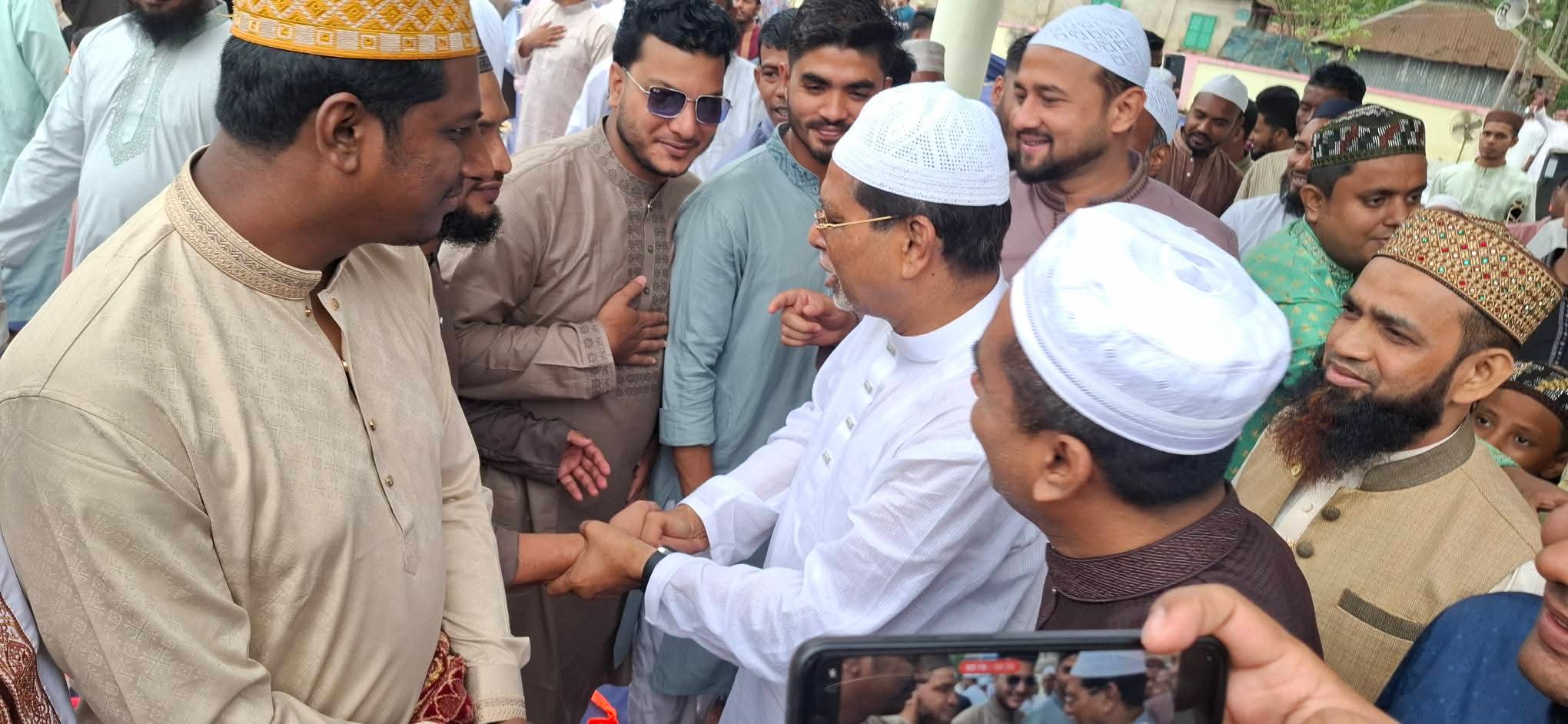 কোম্পানীগঞ্জে ঈদ জামাত শেষে মুসল্লিদের সাথে কুশল বিনিময়ে এমপি ফখরুল ইসলাম: