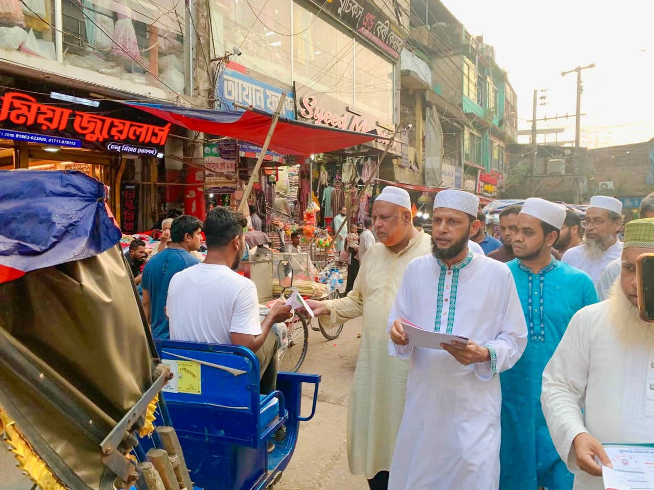 বসুরহাট বাজারে ডেঙ্গু প্রতিরোধে জামায়াতের সচেতনতামূলক লিফলেট বিতরণ
