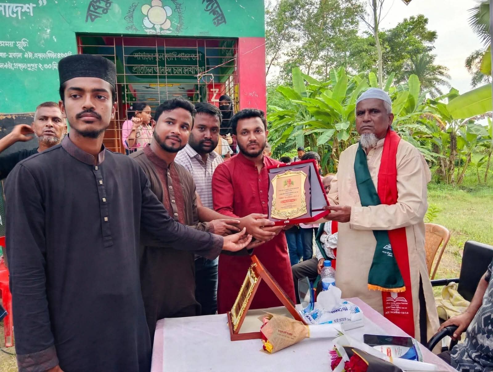 সেনবাগে ৩৪ বছরের শিক্ষকতা শেষে গিয়াস উদ্দিন স্যারকে অশ্রুসিক্ত বিদায়